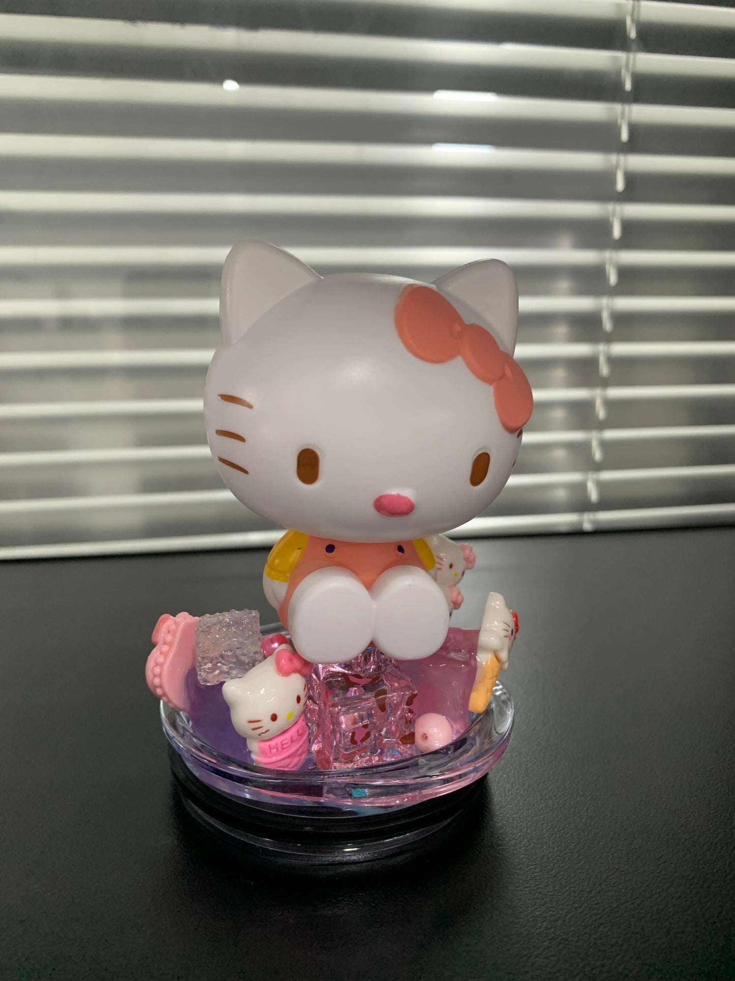 Hello Kitty Topper