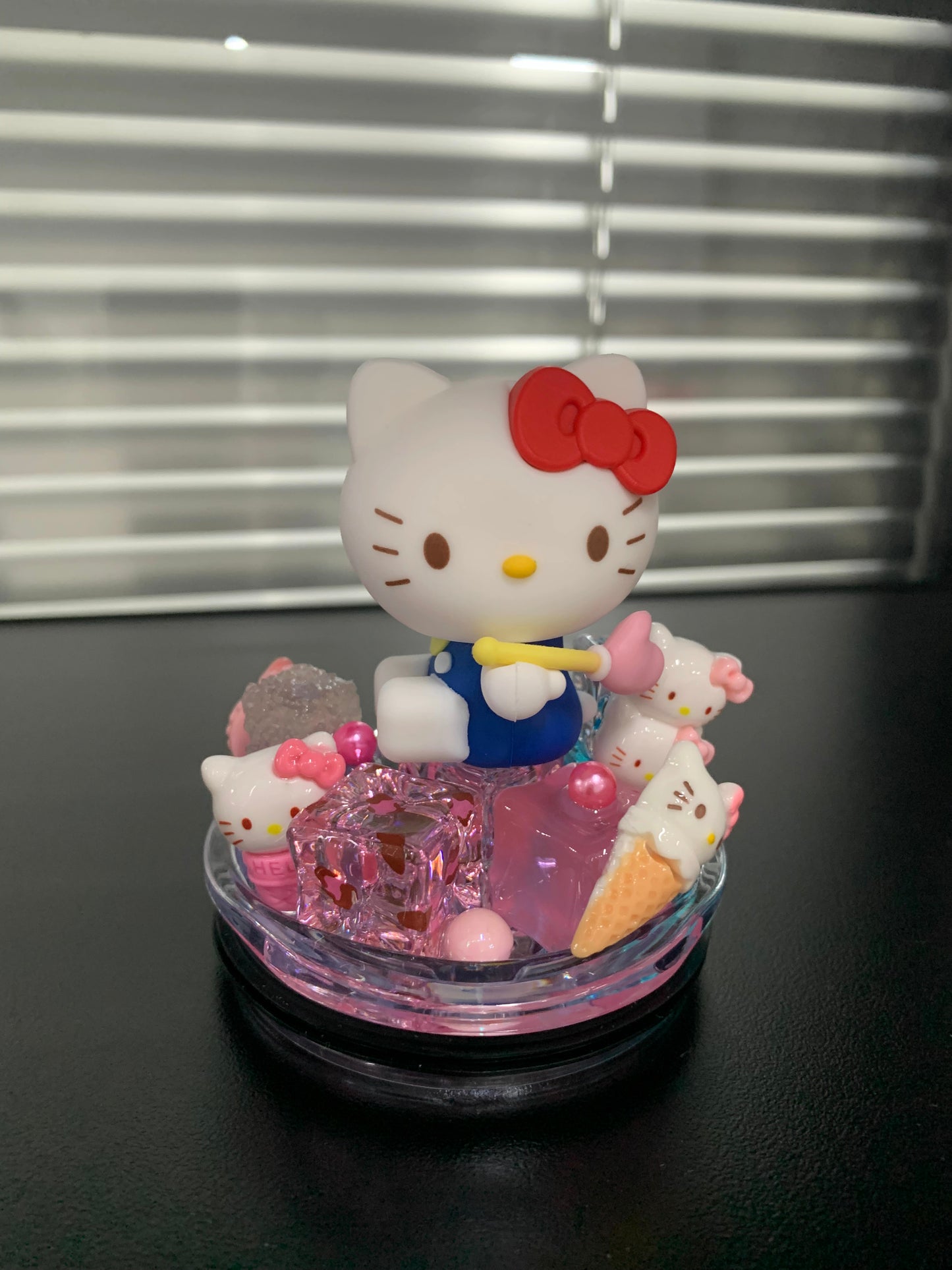 Hello Kitty Topper