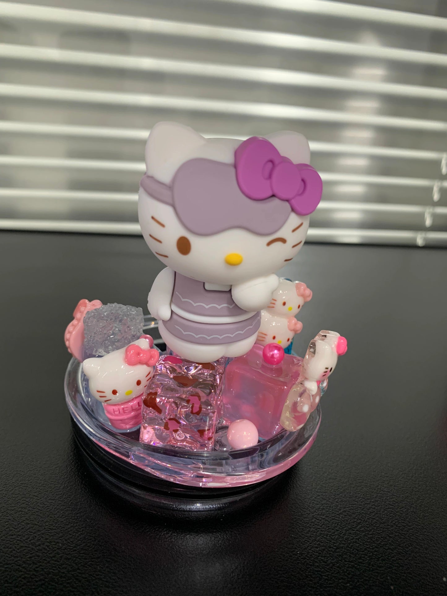 Hello Kitty Topper