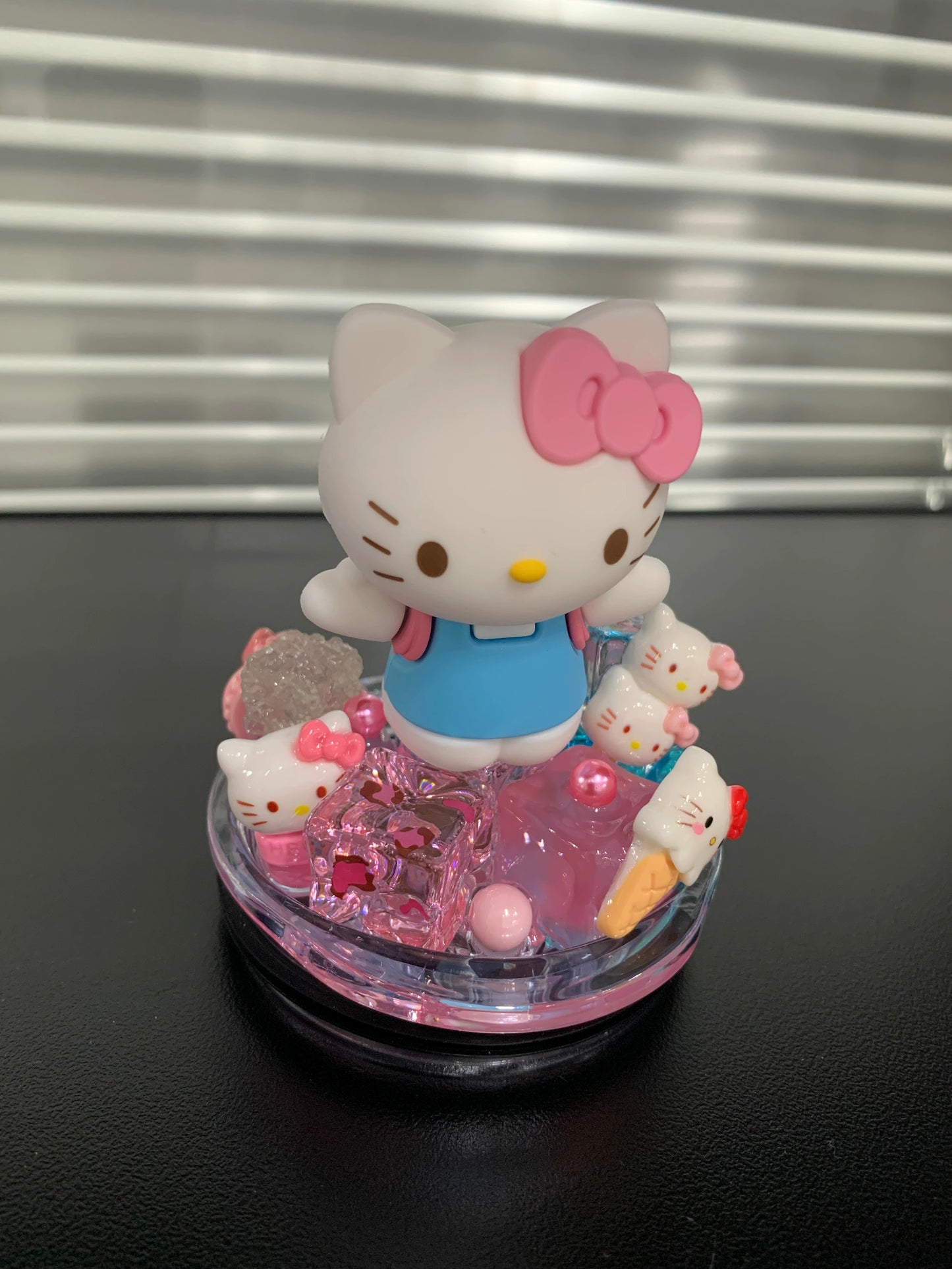 Hello Kitty Topper